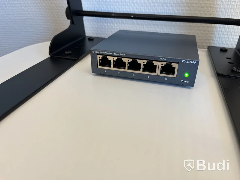 Komplett arbetsplats – höj- och sänkbart hörnskrivbord med skärmar