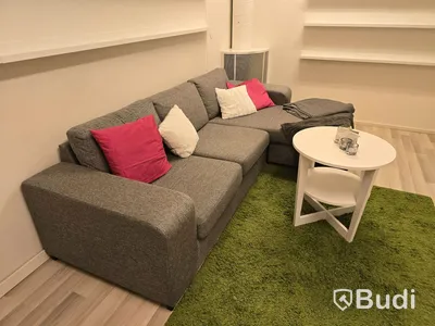 Divansoffa med soffbord och matta