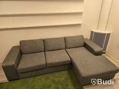 Divansoffa med soffbord och matta