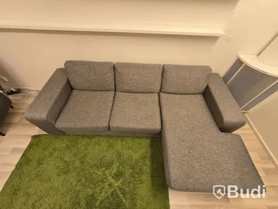 Divansoffa med soffbord och matta