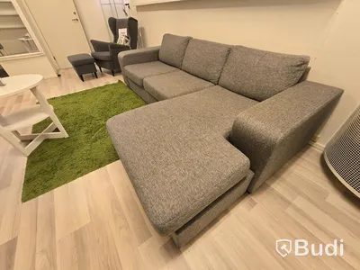 Divansoffa med soffbord och matta