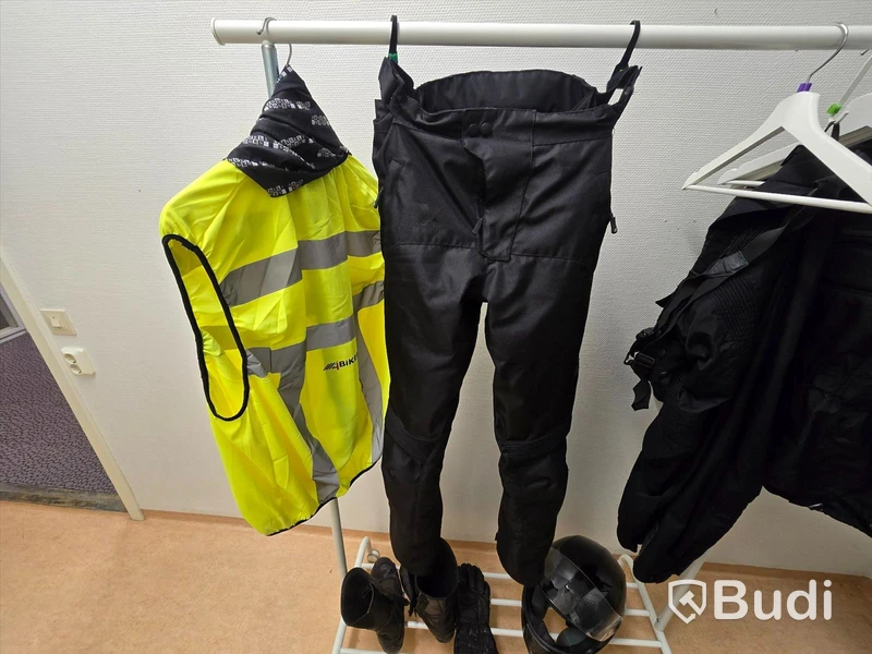 Uppsättning MC-kläder