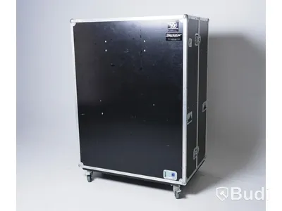 Packcase med hjul och inbyggt förvaring samt skärm, högtalare, tangentbord samt mus, OBS! tecken på användning