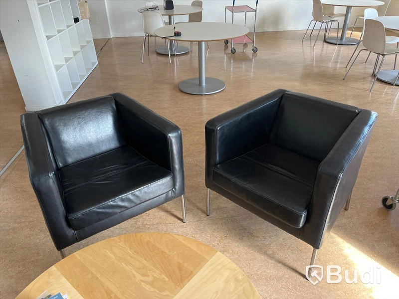 4st fåtöljer samt soffbord Obs! 2 olika fåtölj-modeller