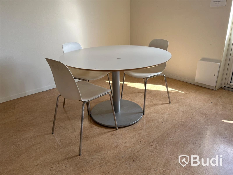 Matbord - IKEA Bilstad och 3st stolar -IKEA Leifarne