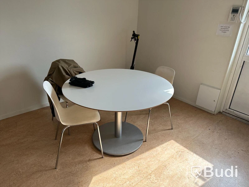 Matbord - IKEA Bilstad och 3st stolar -IKEA Leifarne