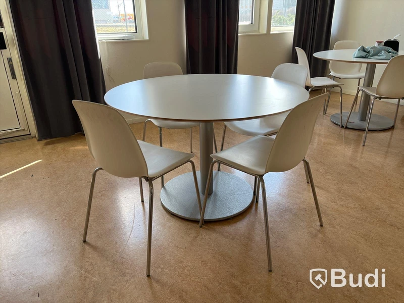 Matbord - IKEA Bilstad och 3st stolar -IKEA Leifarne