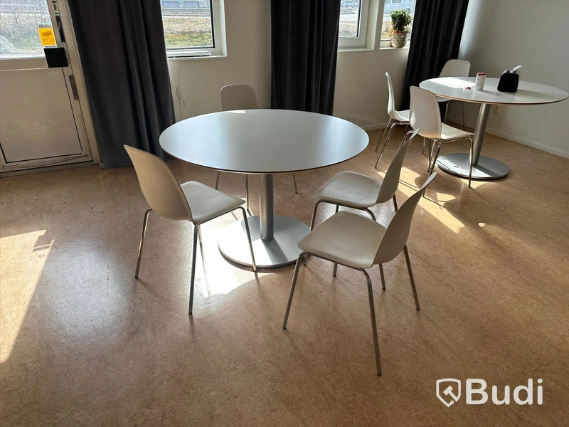 Matbord - IKEA Bilstad och 3st stolar -IKEA Leifarne