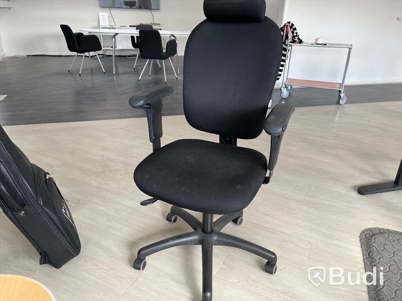 Elektriskt höj och sänkbart skrivbord -IKEA ink kontorsstol -Office line