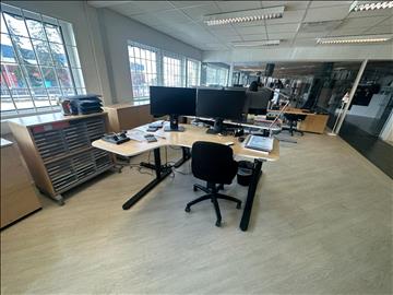Elektriskt höj och sänkbart skrivbord IKEA ink kontorsstol IKEA verksam