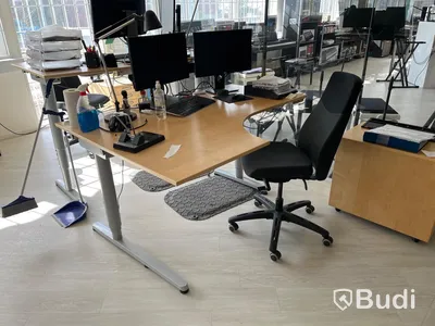 Elektriskt höj och sänkbart skrivbord IKEA Galant ink kontorsstol IKEA Volmar