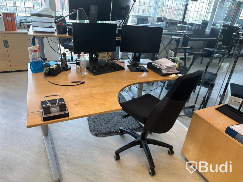 Elektriskt höj och sänkbart skrivbord IKEA Galant ink kontorsstol IKEA Volmar