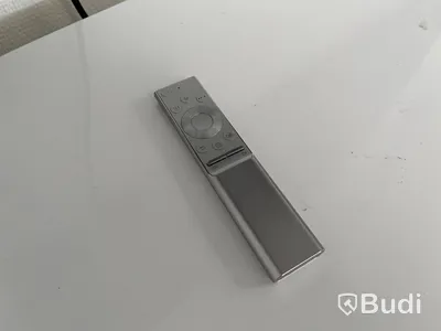 Väggmonterad TV skärm SAMSUNG - skada på skärm, trasig fjärr
