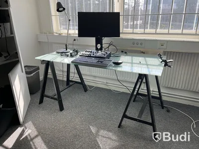 Skrivbord med glasskiva samt datorskärm Dell U2414Hb
