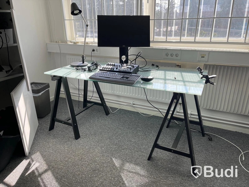Skrivbord med glasskiva samt datorskärm Dell U2414Hb