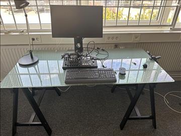 Skrivbord med glasskiva samt datorskärm Dell U2414Hb
