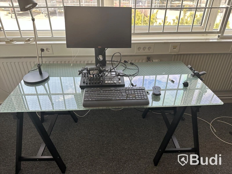 Skrivbord med glasskiva samt datorskärm Dell U2414Hb
