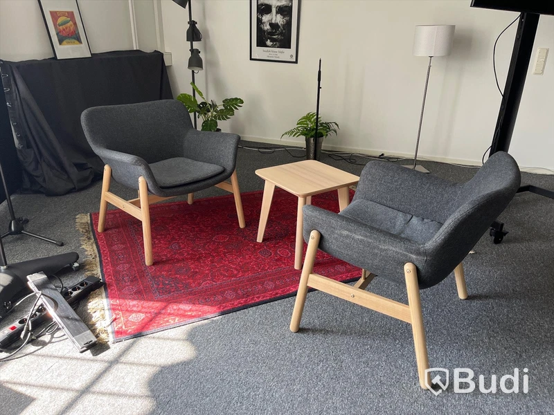 2st fåtöljer liten pall samt matta