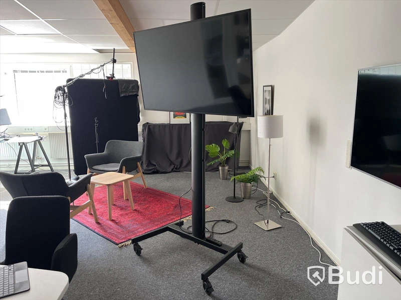 TV på stativ SAMSUNG QB55N ink fjärrkontroll