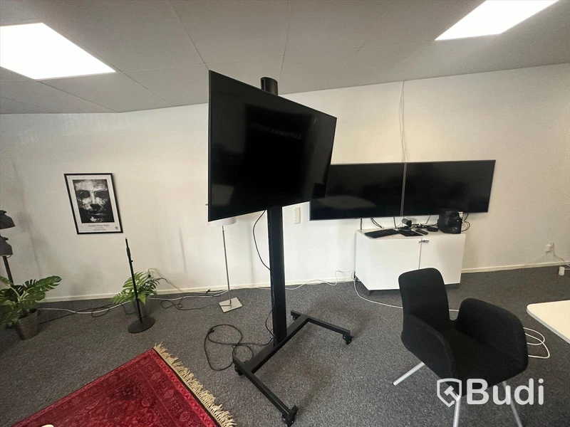 TV på stativ SAMSUNG QB55N ink fjärrkontroll