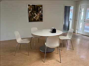 Matbord - IKEA Bilstad och 4st stolar och tavla -IKEA Leifarne 
