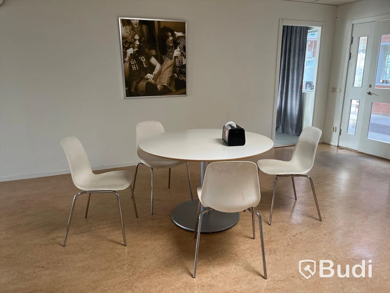Matbord - IKEA Bilstad och 4st stolar och tavla -IKEA Leifarne