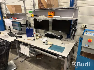Elektriskt höj-och sänkbart packbord ink laserskrivare , etikettskrivare, dator, streckkodsläsare , 2x datorskärmar