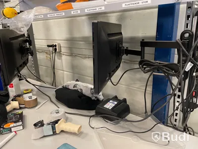 Elektriskt höj-och sänkbart packbord ink laserskrivare , etikettskrivare, dator, streckkodsläsare , 2x datorskärmar