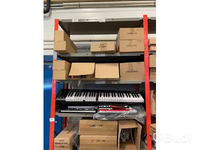 Stort Parti med reklamerad musikutrustning. Obs! Endast varorna i hyllorna ingår.