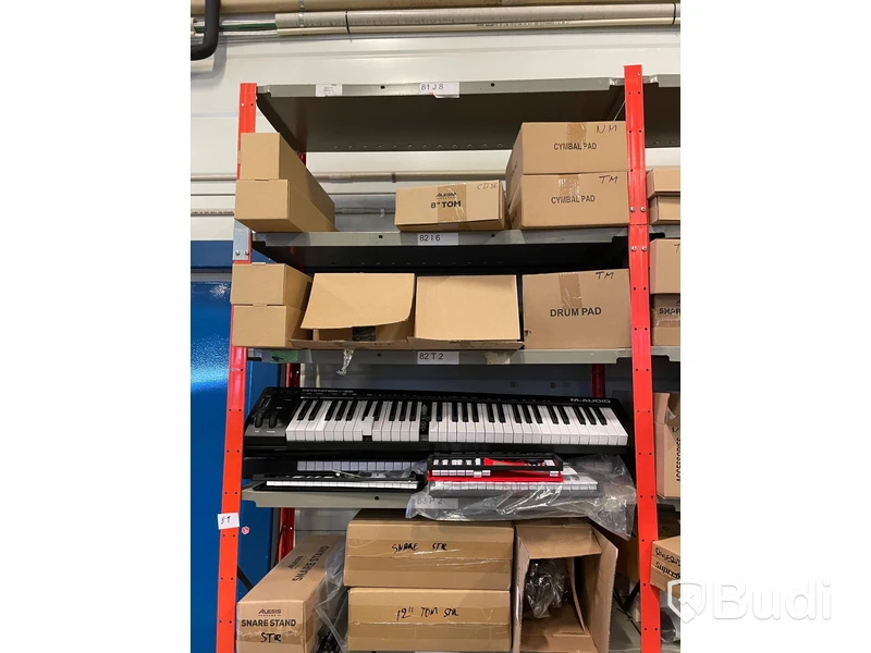 Stort Parti med reklamerad musikutrustning. Obs! Endast varorna i hyllorna ingår.