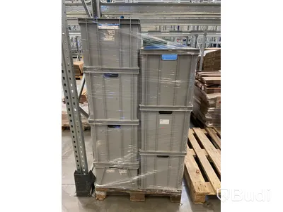 2 pall med ca 28 plastlådor