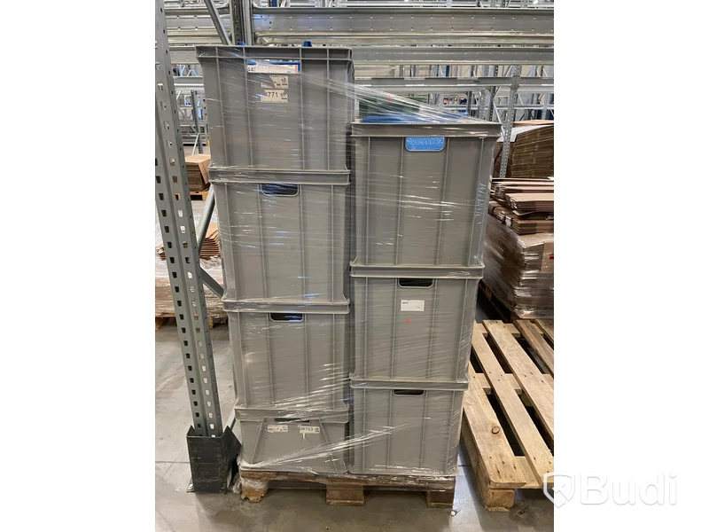 2 pall med ca 28 plastlådor