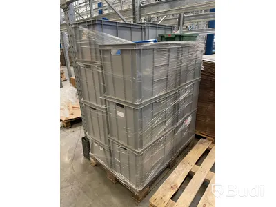 2 pall med ca 28 plastlådor