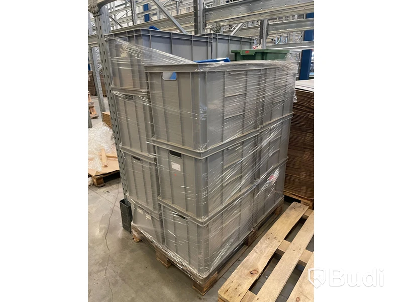 2 pall med ca 28 plastlådor