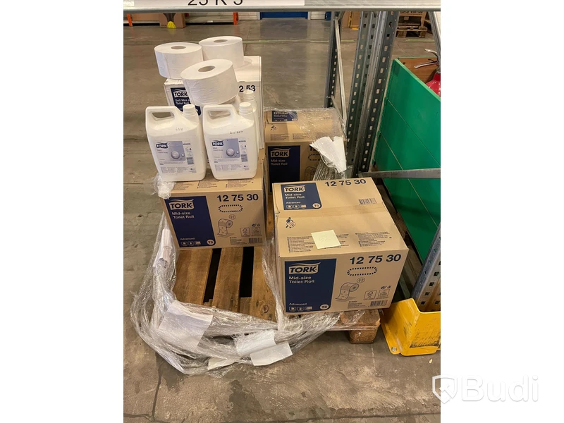 Pall med toalettpapper och tvål från TORK