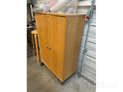 Skåp på hjul samt sittpall