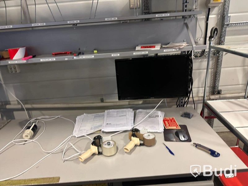 Elektriskt höj-och sänkbart packbord, etikettskrivare, dator, streckkodsläsare, datorskärm