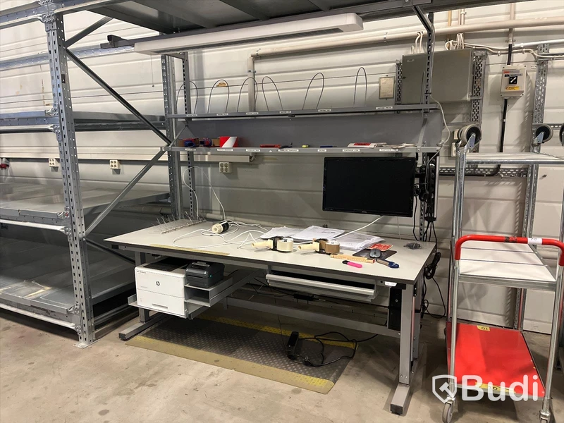 Elektriskt höj-och sänkbart packbord, etikettskrivare, dator, streckkodsläsare, datorskärm