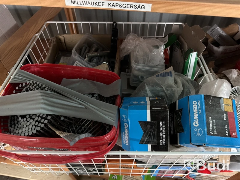 Stort parti med spik och skruv