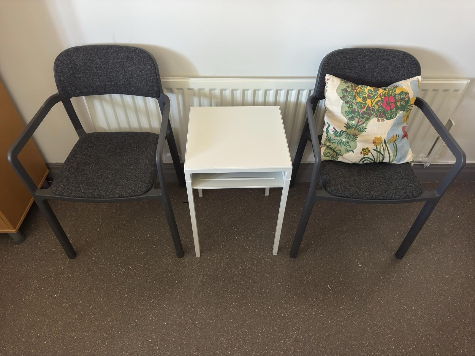 2 st. Stolar inkl. bord