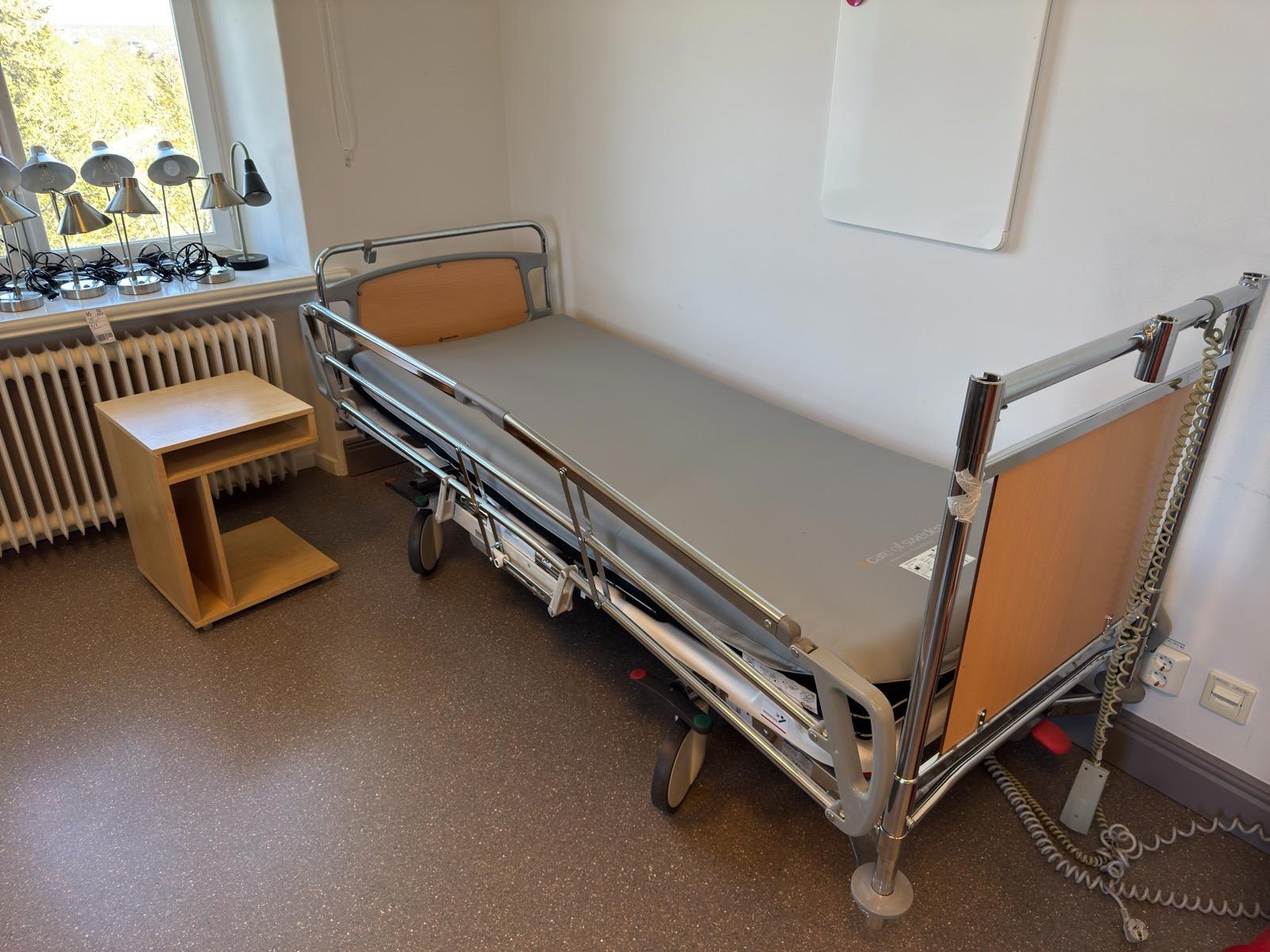 Sjukhussäng, elektrisk, ställbar inkl. sängbord