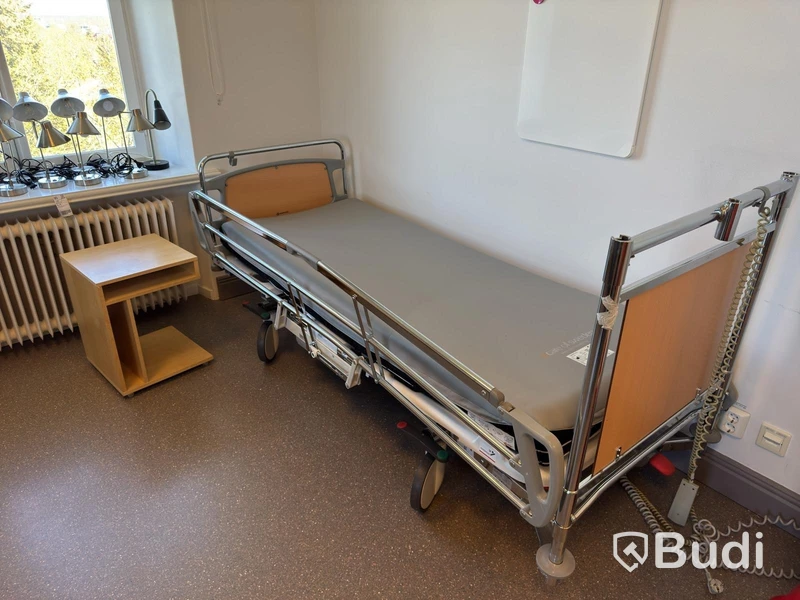 Sjukhussäng, elektrisk, ställbar inkl. sängbord