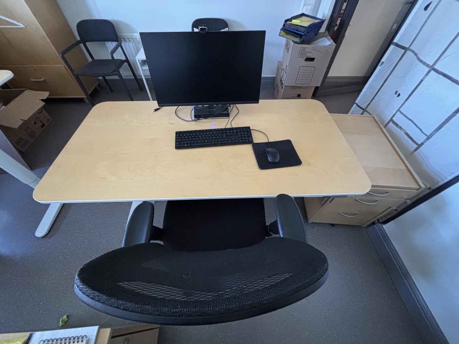 Höj- och sänkbart skrivbord Ikea inkl. kontorsstol och hurts