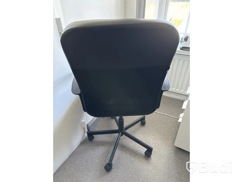 Höj- och sänkbart skrivbord Ikea inkl. kontorsstol och hurts