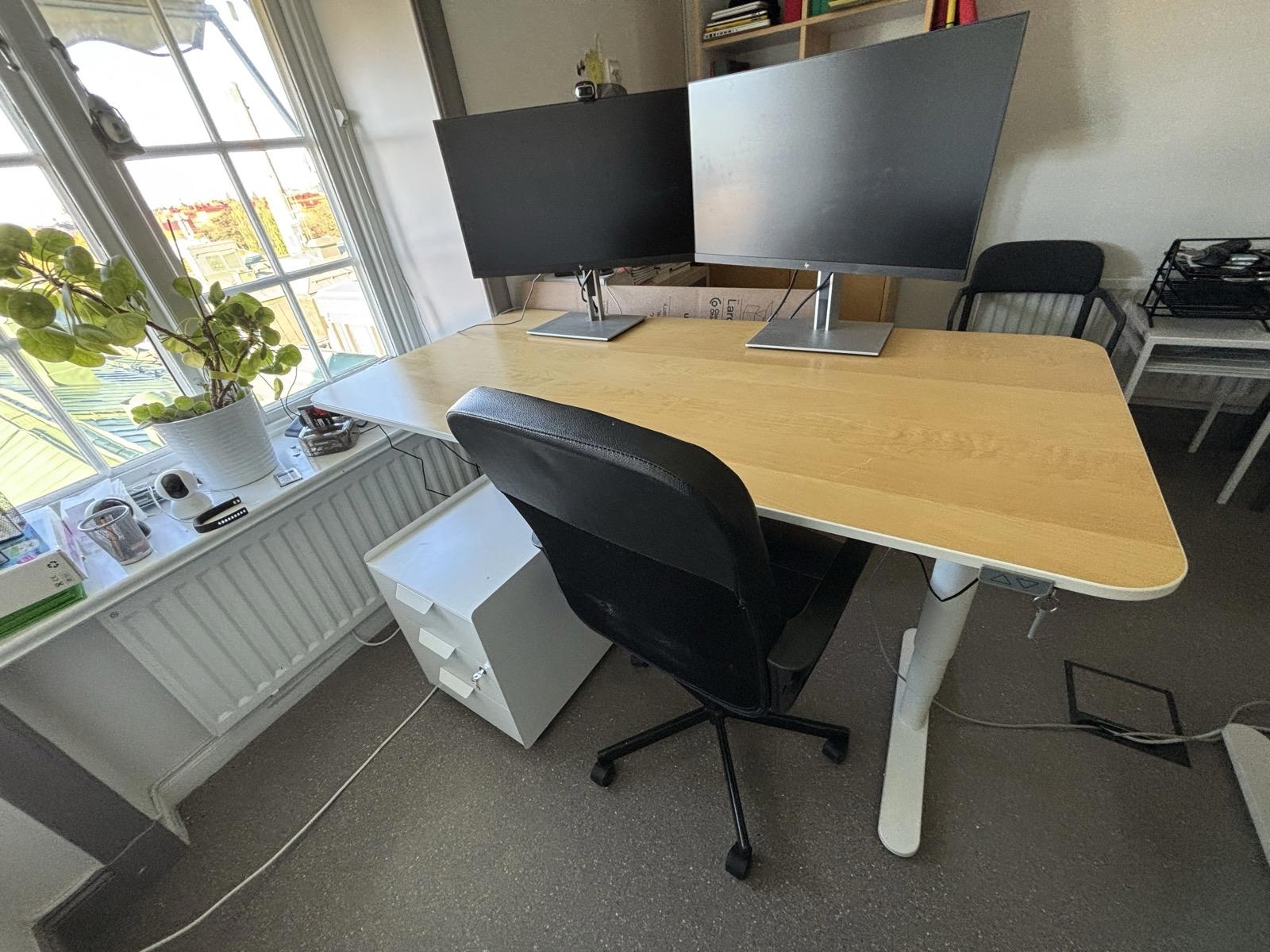 Höj- och sänkbart skrivbord Ikea inkl. kontorsstol och hurts