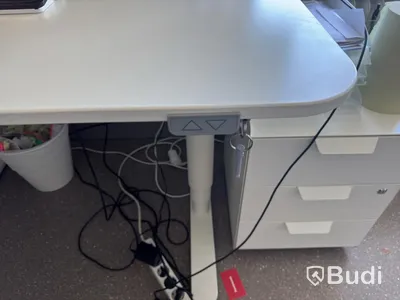 Höj- och säknbart skrivbord Ikea inkl. kontorsstol och hurts