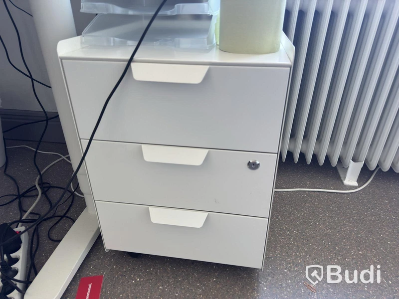 Höj- och säknbart skrivbord Ikea inkl. kontorsstol och hurts