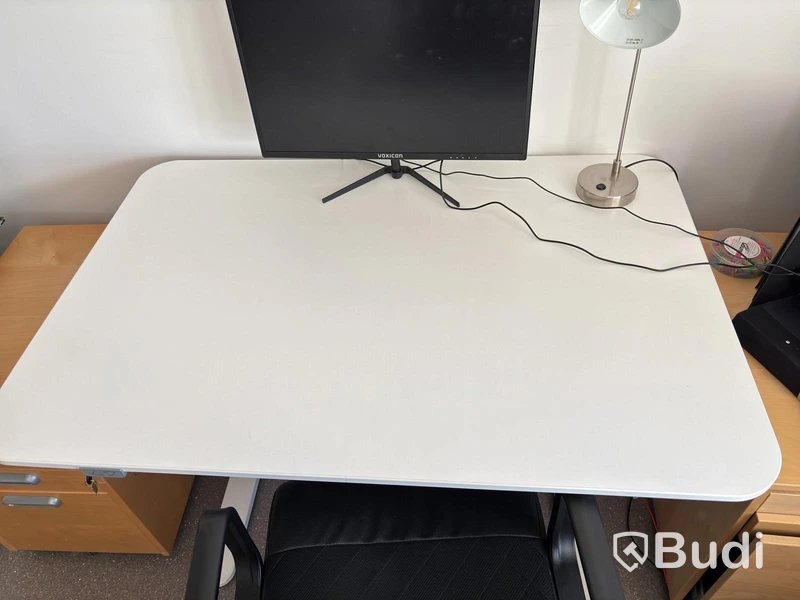 Höj- och sänkbart skrivbord Ikea inkl. kontorsstol och hurts
