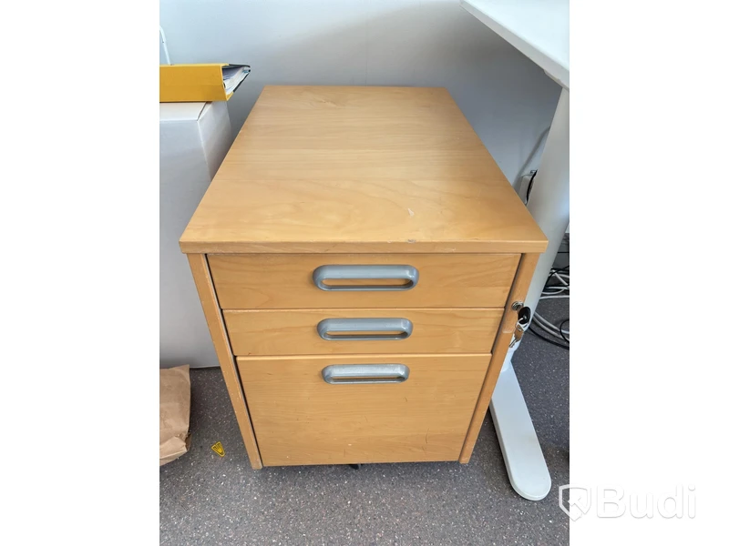 Höj- och sänkbart skrivbord Ikea inkl. kontorsstol och hurts