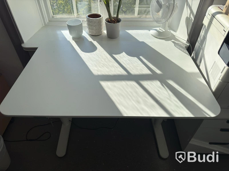 Höj och sänkbart skrivbord Ikea inkl. 2 st. hurtsar